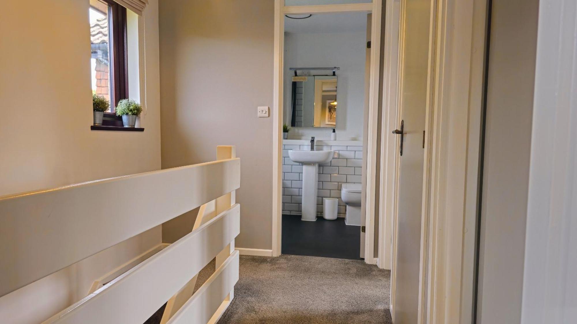 Grassmere - 3 Bed House With Private Garden Horley Exteriör bild