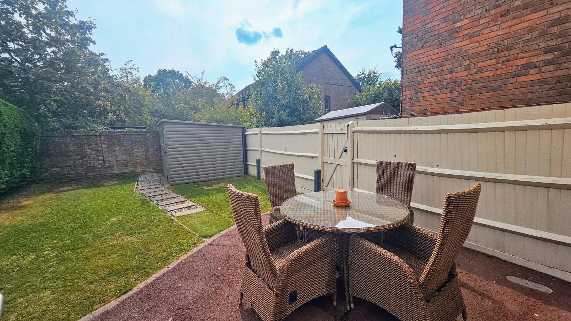 Grassmere - 3 Bed House With Private Garden Horley Exteriör bild
