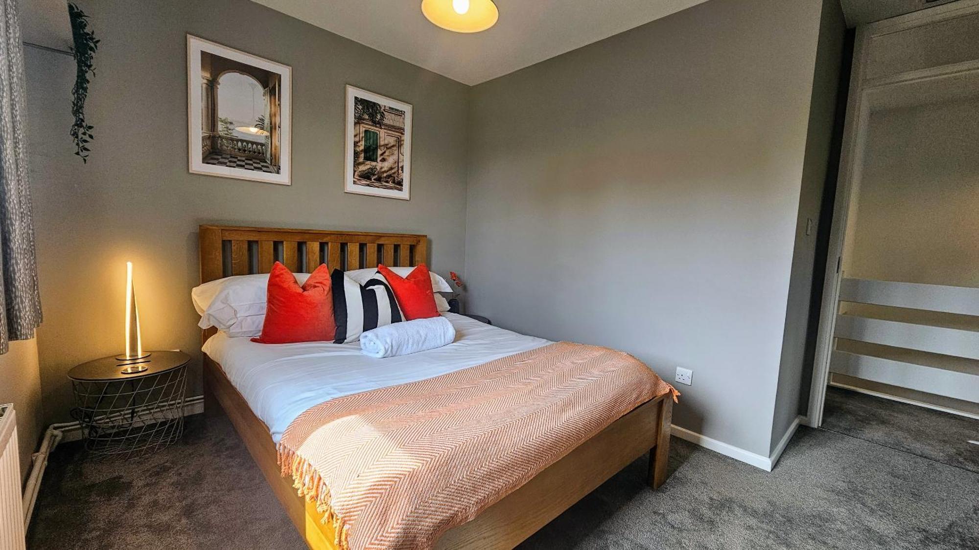 Grassmere - 3 Bed House With Private Garden Horley Exteriör bild