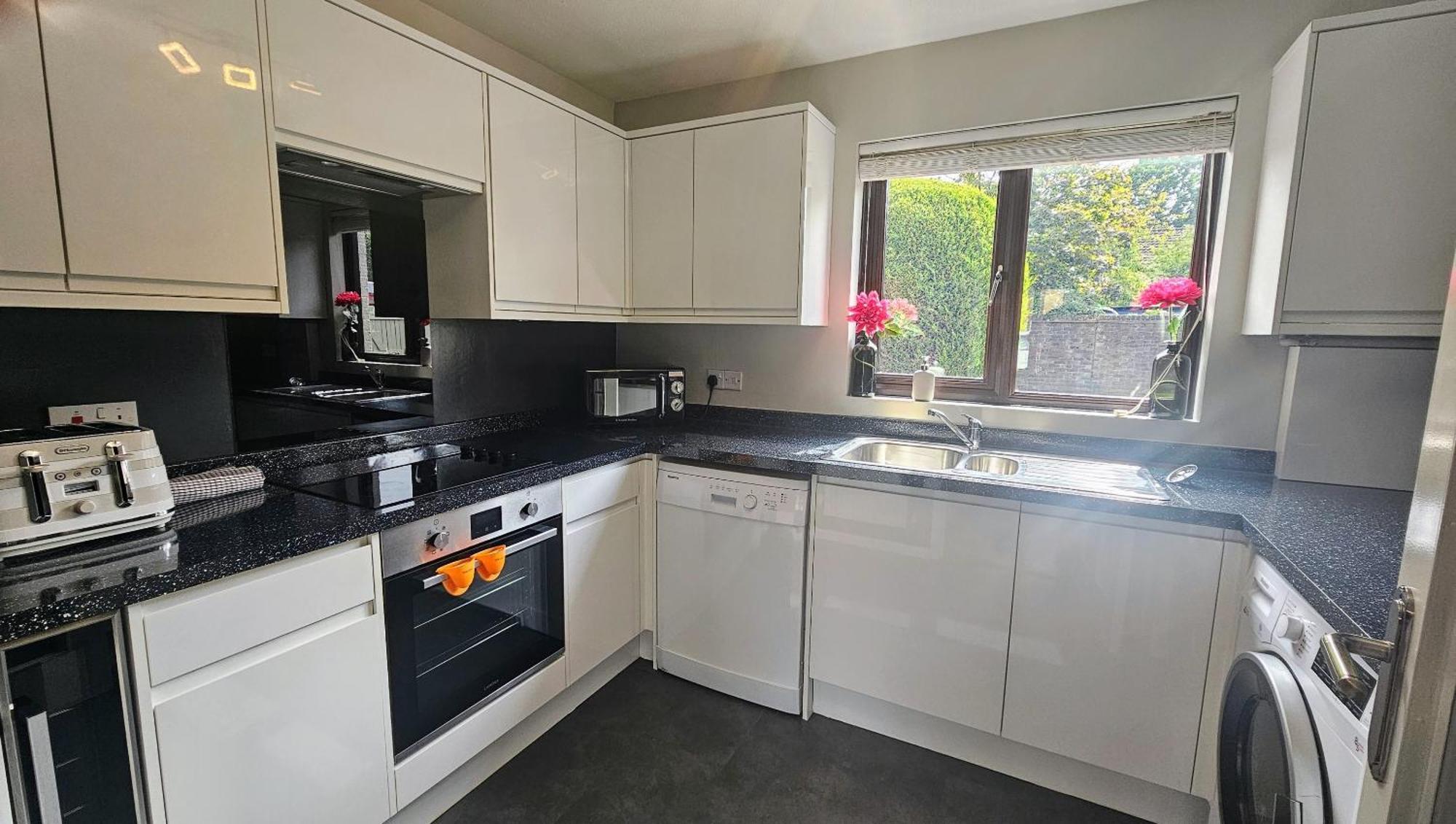 Grassmere - 3 Bed House With Private Garden Horley Exteriör bild