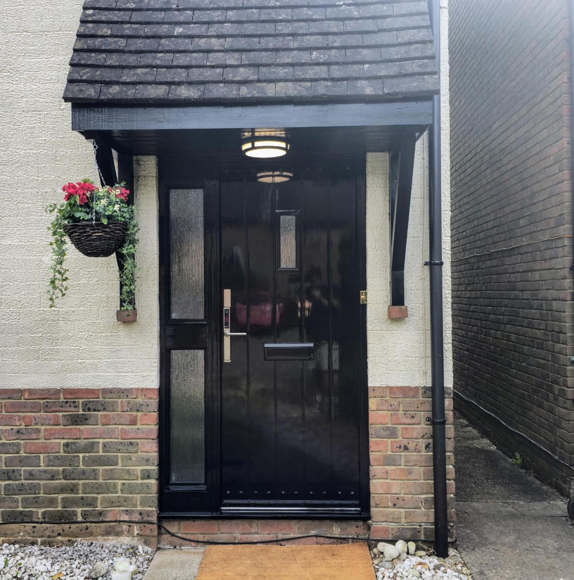 Grassmere - 3 Bed House With Private Garden Horley Exteriör bild